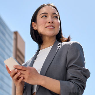 Frau mit Handy in den Händen