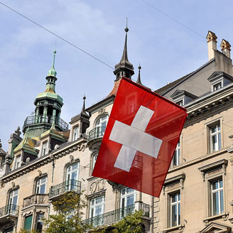 Gebäude mit schweizer Flagge