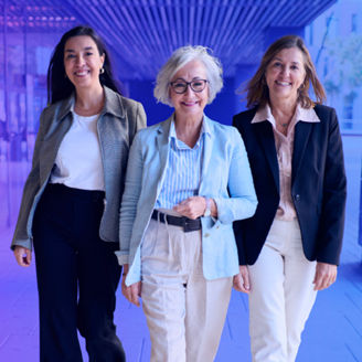 Fotografía de tres mujeres ejecutivas sonriendo
