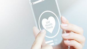mobil v rukach s napisom vat health check na displeji