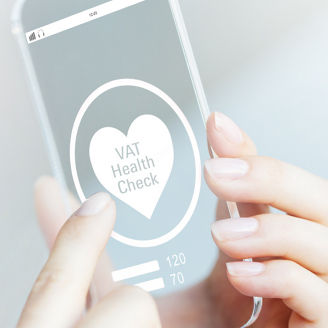 mobil v ruke s napisom vat health check na displeji
