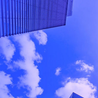 Vista de baixo para cima para edificios espelhados e o céu azul