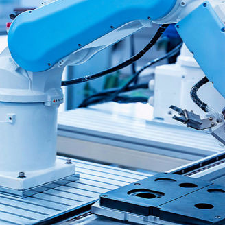 Roboterarme, die an einem Fließband arbeiten