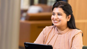 smiling-woman-with-tablet