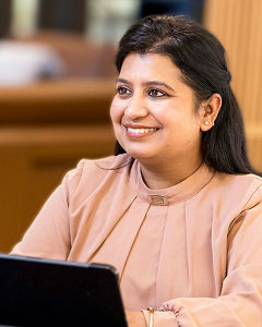 smiling-woman-with-tablet