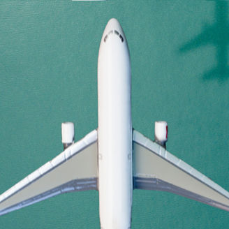 Flugzeug neben Containern im Hafen