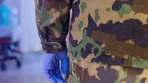 Soldat mit Handschuh