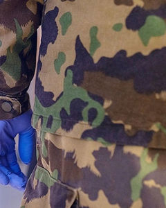 Soldat mit Handschuh