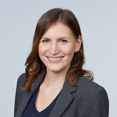 Porträt von Sophie Wegenberger vor einem hellgrauen Hintergrund