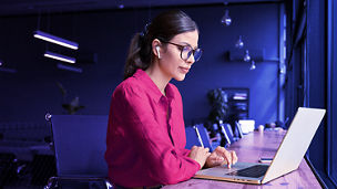 Frau bei der Arbeit