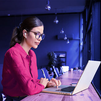 Frau bei der Arbeit