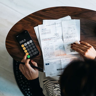 Bild mit Taschenrechner und Quittungen