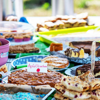 verschiedene Kuchen auf einem Tisch