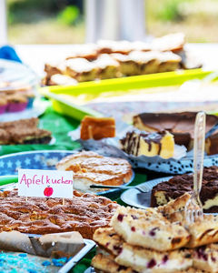 verschiedene Kuchen auf einem Tisch