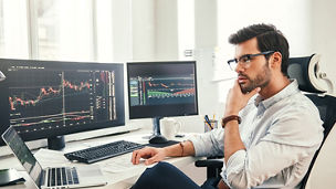 Professionels businessman écrans stratégies finance 