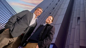 João Leonardo Partner, KPMG Strategy e Nuno Dantas Melo ​ Business Associate, Strategy​ junto ao edifício KPMG em Lisboa 