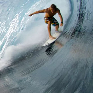 Surfer auf einer Welle