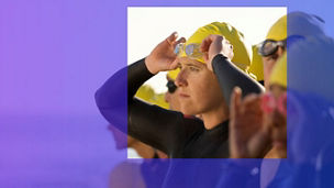 Zwemmer met gele badmuts