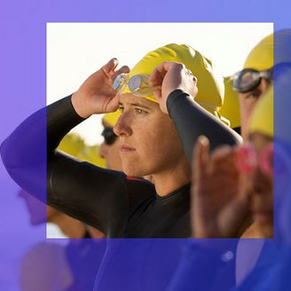 Zwemmer met gele badmuts