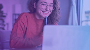 Frau am Laptop von oben