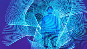 Person vor abstrakten Linien