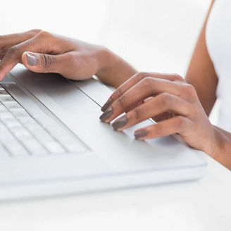 Vrouw werkend op een laptop