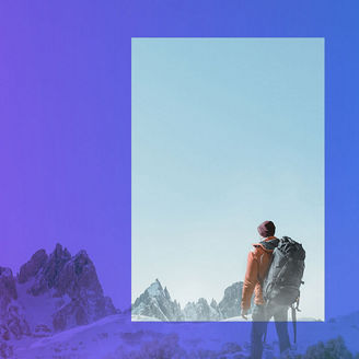 Eine Person mit einem Rucksack steht vor einer Berglandschaft unter klarem Himmel, vor einem violetten Hintergrund.