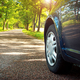 汽车在林荫小道上