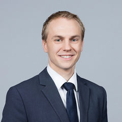 Porträt von Thomas Horn vor einer grauen Wand