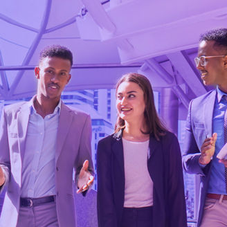 Três colegas a caminhar e a conversar