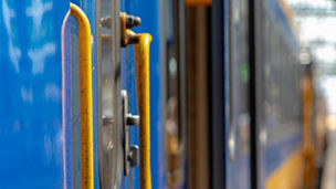 train bij een station