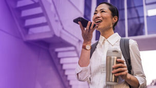 Vrouw die telefoneert op luidspreker