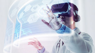 Mann mit Virtual Reality Brille und digitaler Abbildung vor ihm