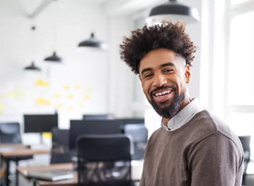 Fotografía de un hombre sonriendo en la oficina