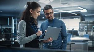 Two employee discussing the work