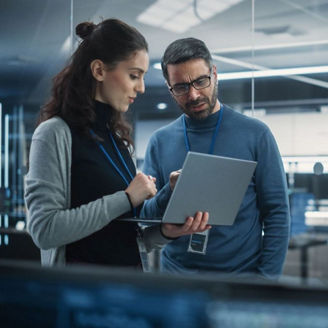 Two employee discussing the work