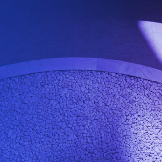 letecky pohlad na dvoch ludi