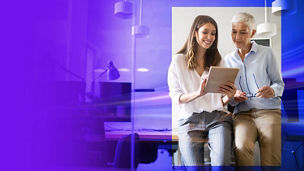 Duas mulheres a olhar para o iPad