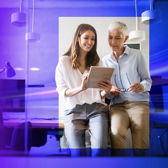 Duas mulheres a olhar para um tablet