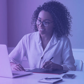 Frau die an einem Laptop arbeitet