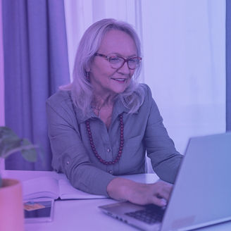 Frau arbeitet am Notebook