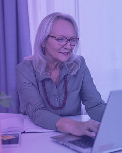 Frau arbeitet am Laptop