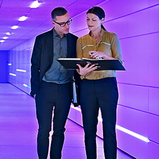 muz a zena diskutuju