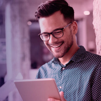 mlady muz s tabletom