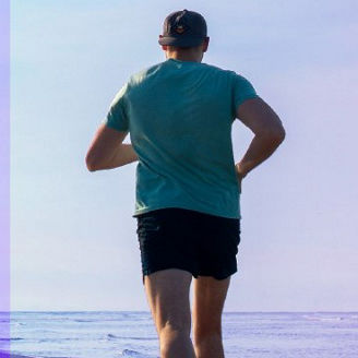 man aan het rennen op het strand