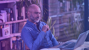 Mann vor einem Bücherregal