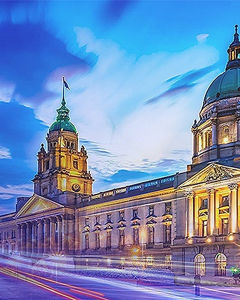 Verwaltungsgebäude bei Nacht