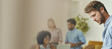 vier arbeitende Menschen 