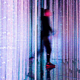 Person im Spiegelsaal