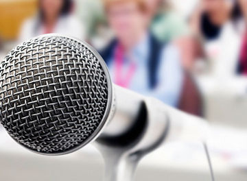 マイクと発表を待つ人々